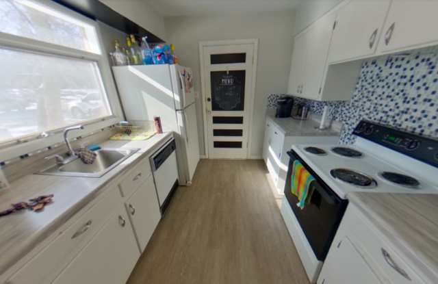 3D Tour Available - 2 Blocks from KSU Campus + Washer  Dryer Included + Off-Street Parking! Available August 1st! - 2016 Hunting Avenue, Manhattan, KS 66502