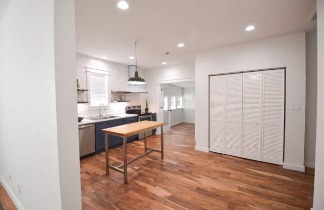 Renovated 2-Bedroom Bungalow Near San Pedro Park! Gallery 4