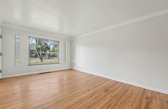 Charming 3-Bedroom Home with Large Fenced Yard & Detached Garage Gallery 3