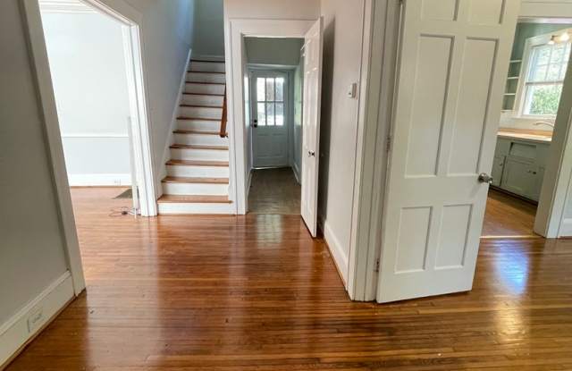 Beautifully Restored Victorian Home on quiet lot...Just south of UNC Hospitals & Campus Gallery 4