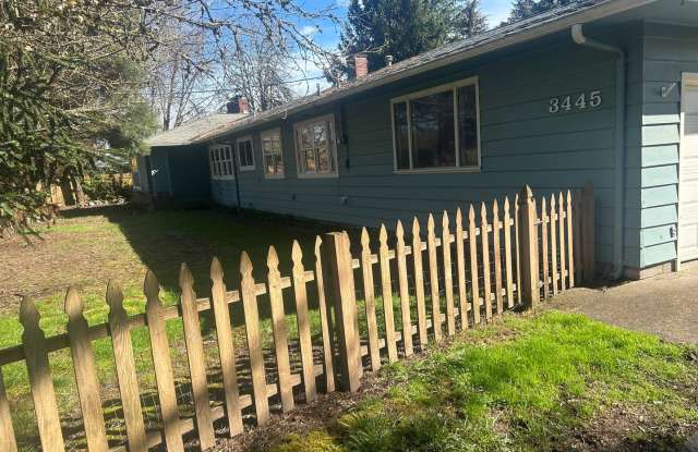 Huge 3 Bedroom 2 Bath Home with Fully Fenced Back Yard- Large dogs welcome! Gallery 1