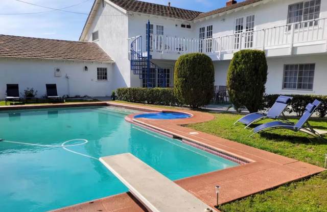 Resort-style 5 bedroom Thousand Oaks home with a pool! Gallery 3