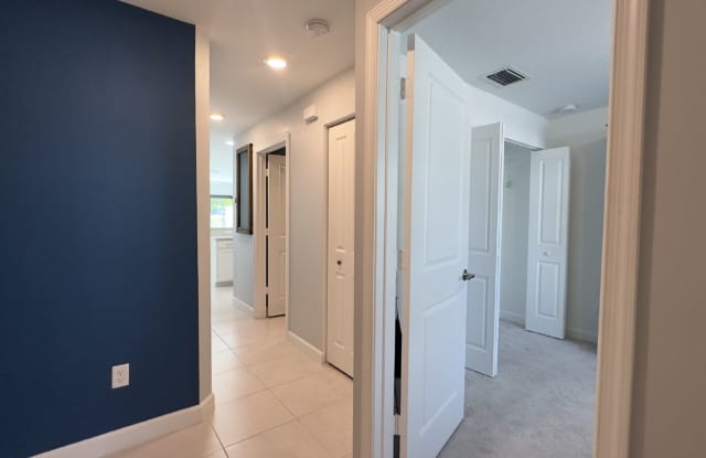 Stylish 3-Bed, 3-Bath Townhouse Oasis in Riviera Beach Gallery 3