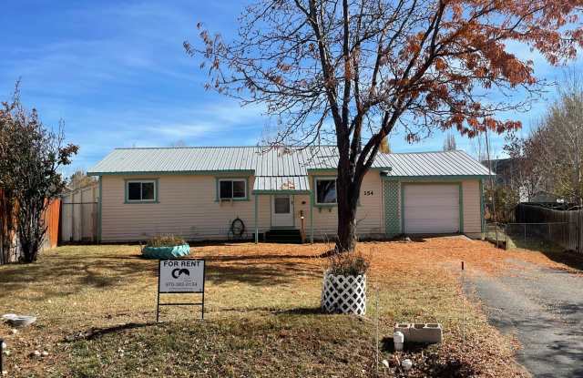 Three Bedroom Bayfield House with Large Fenced Backyard photos photos