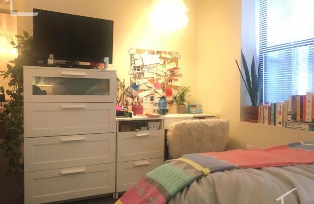 3 bedroom unit located right by by BU and Kenmore Square! Gallery 3