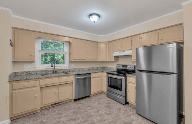 Beautiful 3-Bedroom Townhome in Taylors with Fenced Backyard Gallery 4