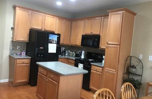 3 bed 2.5 bath Vineyard Square Townhome - 121 Sonoma Way, Chapel Hill, NC 27516