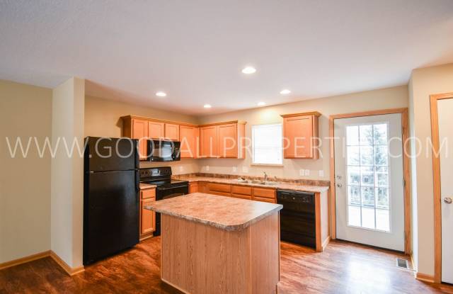 2-Bedroom, 2.5-Bath Urbandale Townhome with 2-Car Garage & Deck Gallery 3