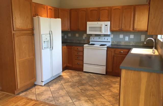 Comfortable 4 bed 2 bath Broomfield Home Available Now! Gallery 4