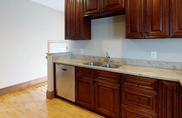 Updated 5-Bedroom House Close to U of M Campus Gallery 3