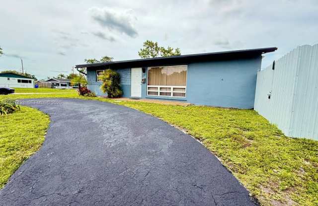 Spacious 4-Bedroom Pool Home in Desirable Hollywood Hills! Gallery 4