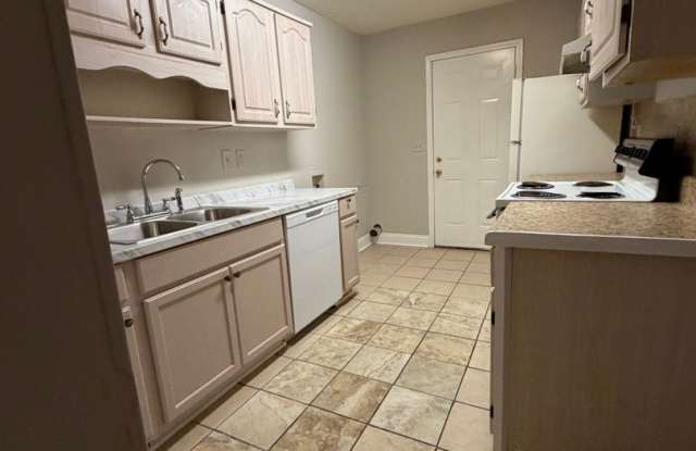 $500 DEPOSIT SPECIAL!! NEWLEY UPDATED HOME! AVAILABLE NOW! Gallery 4