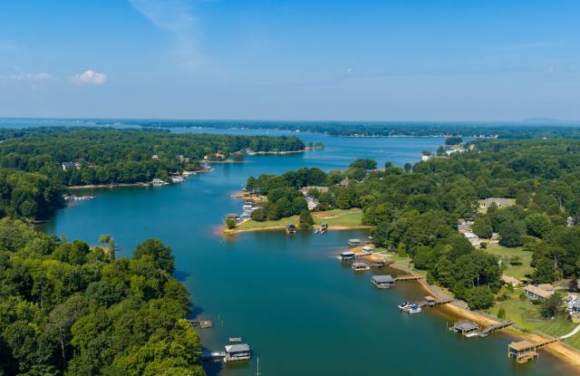 Overlook Lake Norman Gallery 1