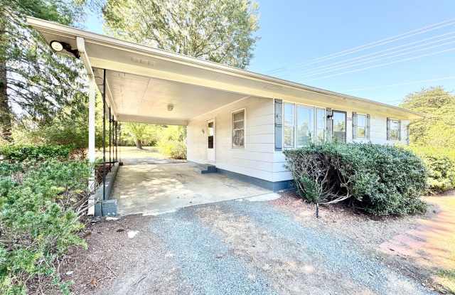 2 Bedroom Stokesdale Home with Fenced Yard Near Carolina Marina Gallery 3