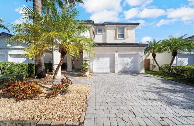 3641 NE 4th St photos photos