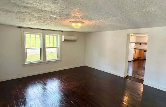 Loudon 37774 - 2 bedroom, 1 bath home - Contact Chad Weeks (865) 567-6193 Gallery 4