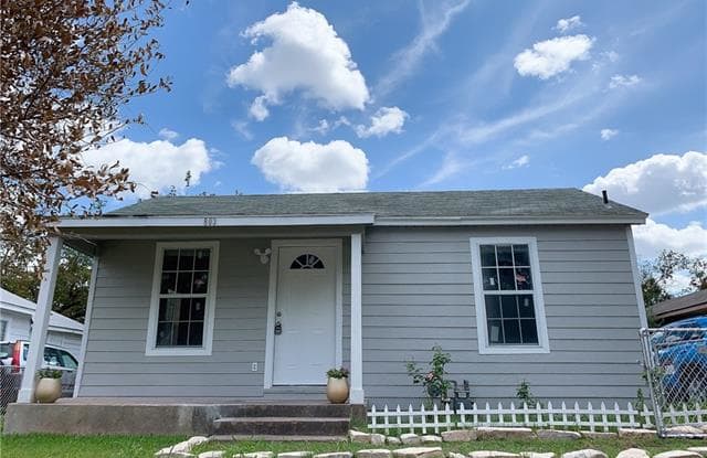 803 E Milam Street - 803 East Milam Street, Ennis, TX 75119