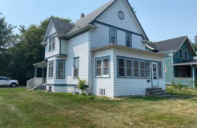 5 bed, 2 bath Single Family Home - 923 7th Avenue South, Moorhead, MN 56560
