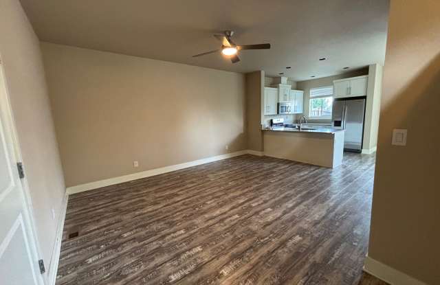 Beautiful 3 Bed/2.5 Bath Townhome in Great Location - Vail Lane Gallery 4