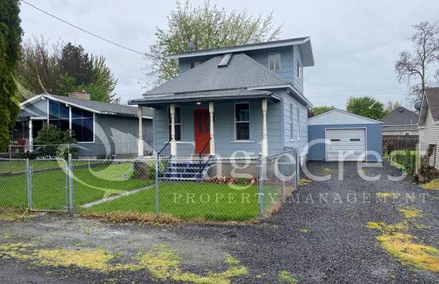 Charming 2 Bedroom 1 Bathroom Home With 1 Car Garage and A Covered Porch Gallery 4