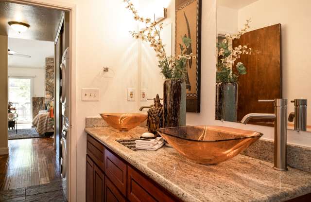 A Spacious 2 bedroom, 2 bathroom Townhouse - Upscale That’s Right On Trend photos photos