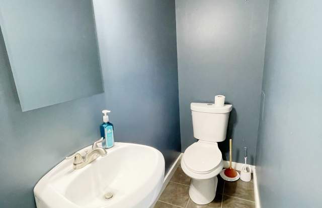 114 1/2 W Walnut St photos photos