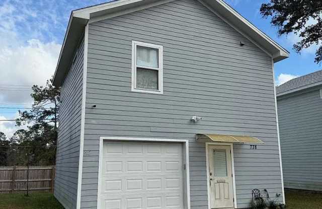 Large Yet Cozy Townhouse With Garage! photos photos