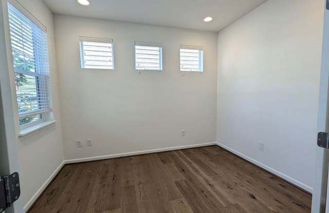 HUGE 4 bdrm plus Den & Bonus room House in Everett's Riverfront Neighborhood Gallery 4