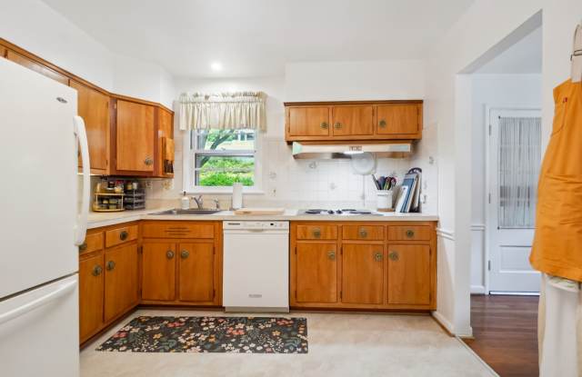 SPACIOUS 4 BEDROOM 3 BATH SPLIT LEVEL HOME ON LARGE LOT IN ROSEMARY HILLS! Gallery 4