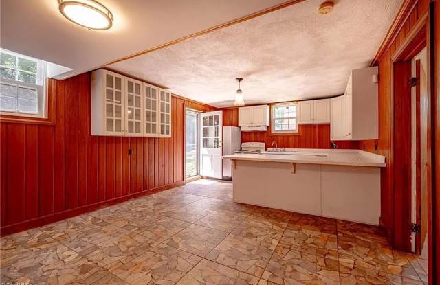 Room in 5 Bedroom Home at Kinnamon Rd Gallery 3