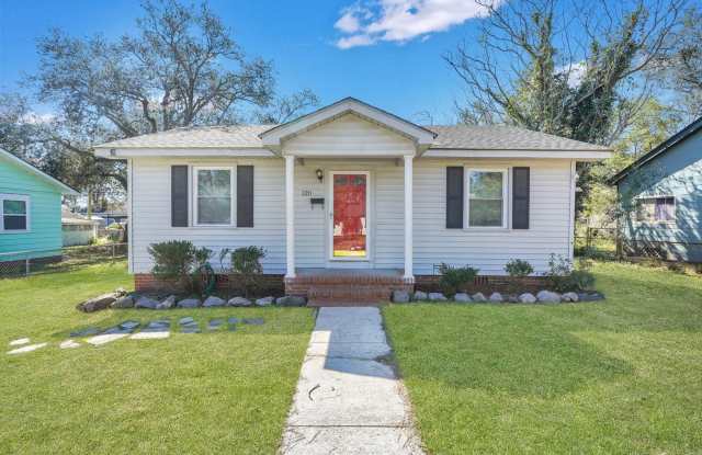 Charming 2BR House in Savannah Gallery 1