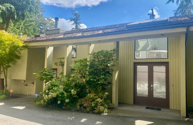 Elegant and Spacious Estate on Mercer Island - 4453 East Mercer Way, Mercer Island, WA 98040