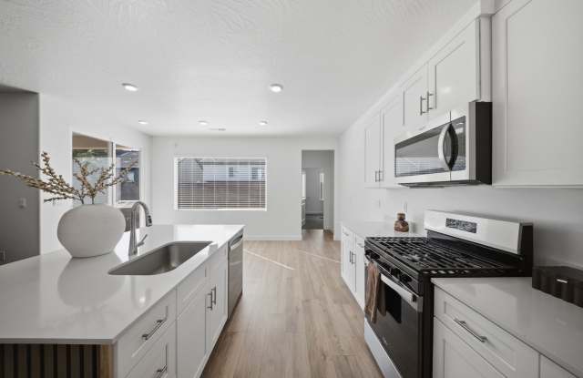 Extra Space, Extra Comfort! 5 Bedroom Home With Bonus Den in Long Valley! photos photos