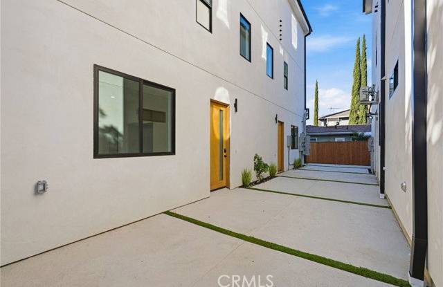 13602 Burbank Boulevard Gallery 3