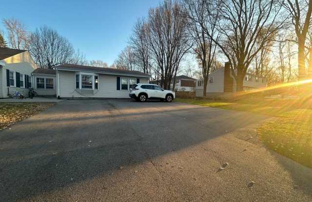 Charming 3BR House in Westborough Gallery 3