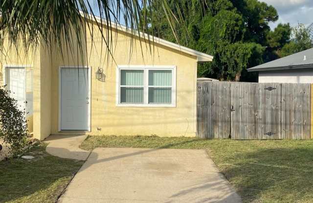 Cozy 1Bed/1Ba Unit Ideally Located  Within Walking Distance to the Beach! photos photos