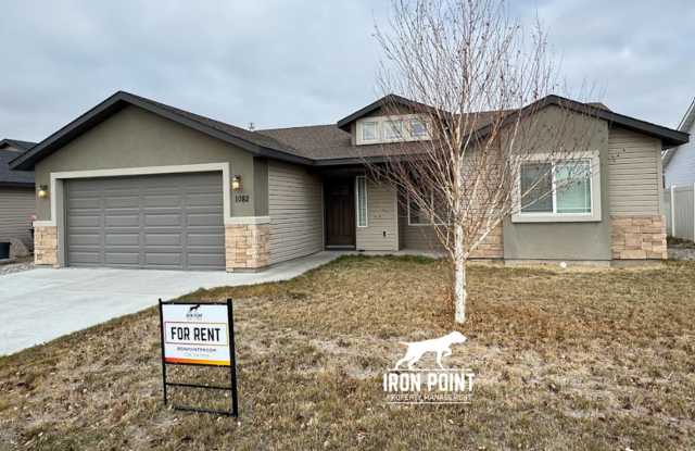 4bed/2bath w/appliances, attached garage,  open floor plan - 1082 Sunnybrook Avenue, Twin Falls, ID 83301