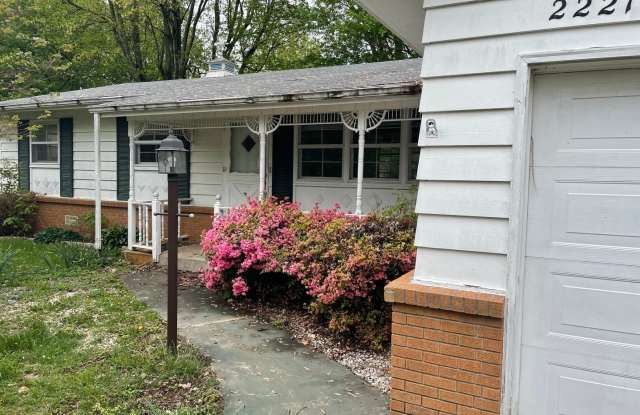 Beautiful 3 bedroom 1.5 bath waiting for you to call home . photos photos