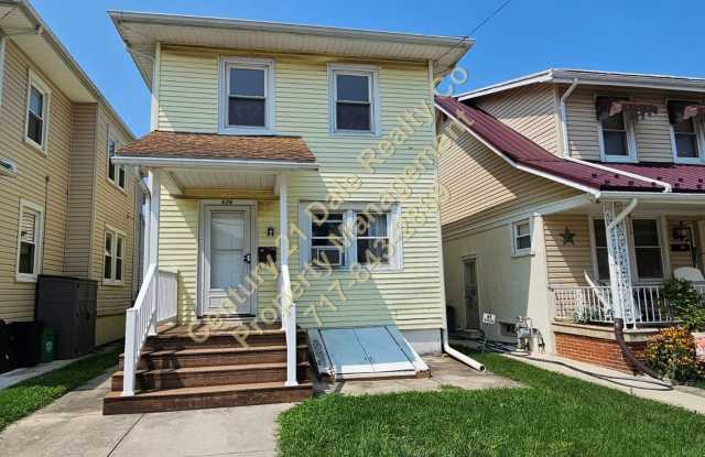 Charming 2 BR 2 Bath Home in York City with a fenced in Yard photos photos