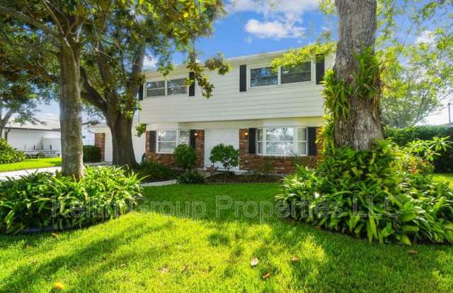 4622 Bay Crest Dr - 4622 Bay Crest Drive, Town 'n' Country, FL 33615