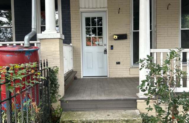 Charming 3BD/2.5BA Townhome w/ EV Charger in Hampden, MD! Gallery 1