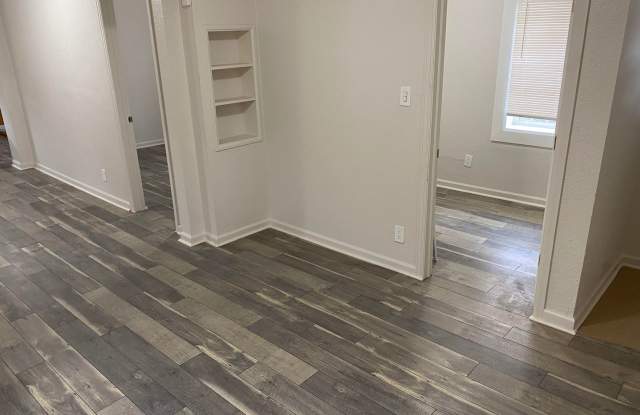 I70/BRIGHTON BLVD, EYLRIA-SWANSEA, 2 BED, NEW FLOOR/PAINT/TILE/STORAGE/FENCE, COVERED PORCH! UPDATED KITCHEN AND BATH! Gallery 3