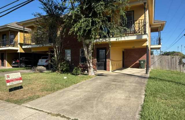 Updated 2-Bed Townhouse Steps from McNeese - W/D Included - 369 East Sale Road, Lake Charles, LA 70605