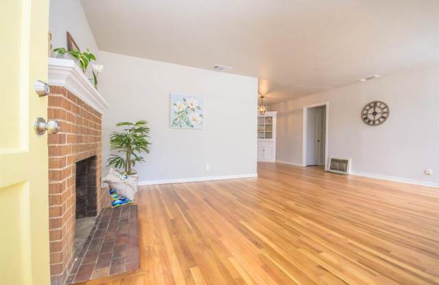 Beautiful Three Bedroom Home in Fruitridge Manor Gallery 3