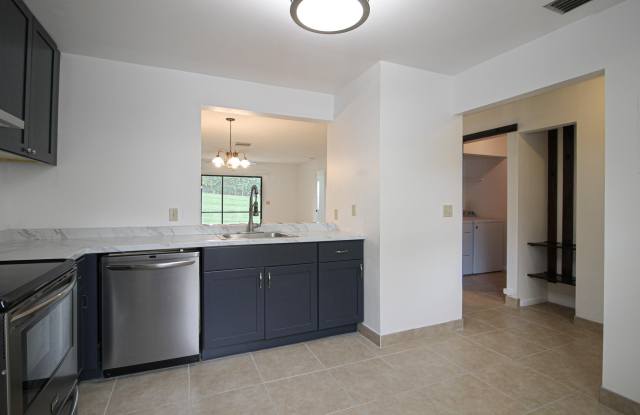 105 Lakeview Drive E Gallery 3