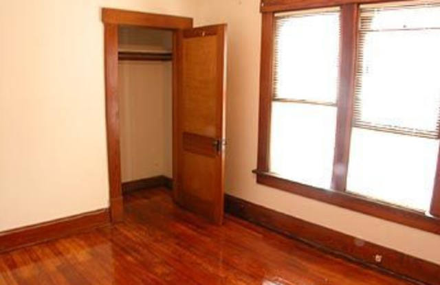 3 Bedroom North Campus Newly Remodeled House with 2 Decks and Patio Gallery 3