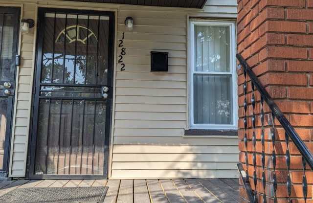 2 bedroom 1st floor flat Detroit Central area photos photos