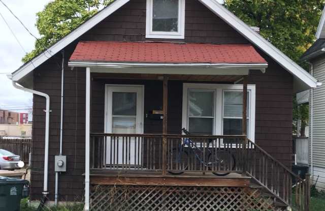 Regent/Mills - 4 bed/2 bath House with parking and A/C! Gallery 1