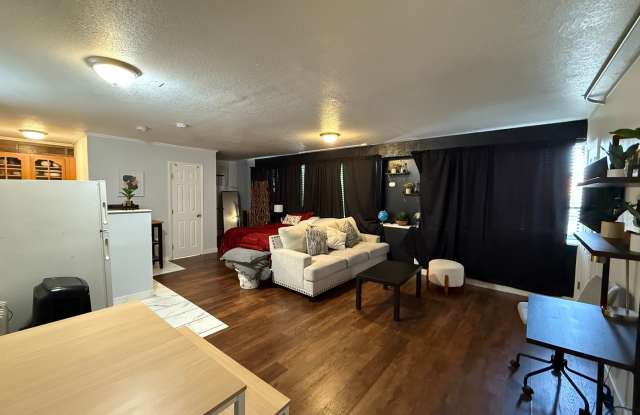 MOVE-IN READY Cozy Studio on South Broadway!! Gallery 3
