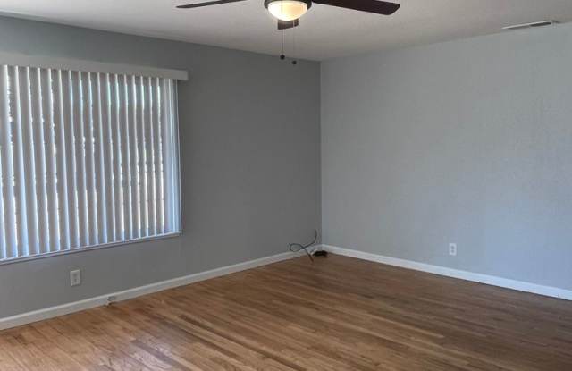 SPACIOUS 4 BED 2 BATH HOUSE WITH LARGE FENCED BACKYARD IN SHASTA LAKE photos photos